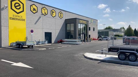 Espace Émeraude compte 93 magasins en France. Espace Émeraude compte 93 magasins en France.